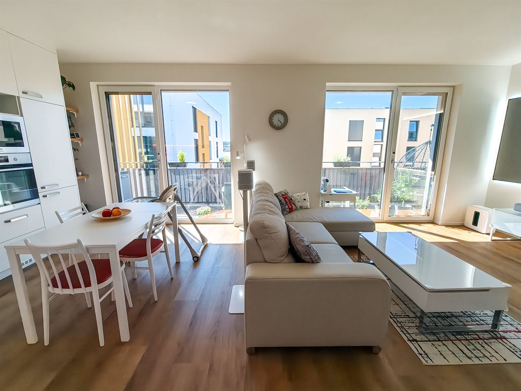 Obývací pokoj s kuchyní a dvěma výstupy na balkon